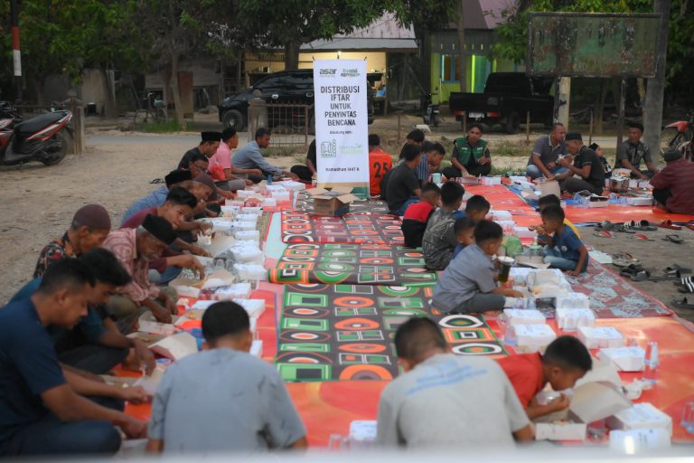 Ribuan Paket Buka Puasa Hadir untuk Warga Bireuen Pascabanjir