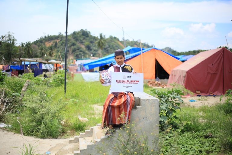 Bangkitkan Semangat Santri Pascabencana, Muslim Volunteer Malaysia (MVM) Bersama ASAR Humanity Salurkan Al-Qur’an Baru di Ponpes Tahfiz Al Qisra Aceh Tamiang