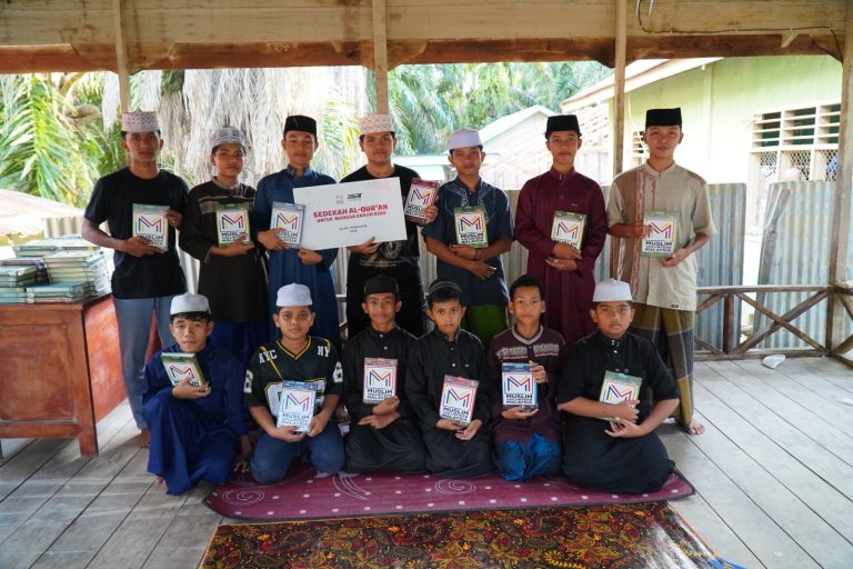 Basuh Luka Pascabencana, Muslim Volunteer Malaysia (MVM) dan ASAR Humanity Hadirkan Al-Qur’an Baru untuk Santri Pesantren Jamalul Arafah