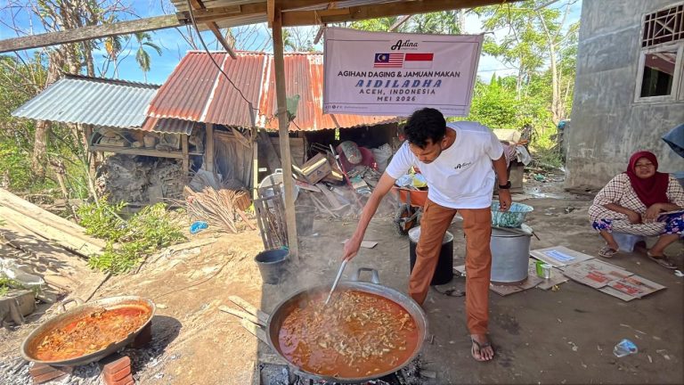 Hangatkan Hari Raya Pascabencana, ADINA Charity, ASAR Humanity, dan Endatoe Foundation Sembelih dan Masak Sapi Qurban Bersama Warga Pante Baro Kumbang