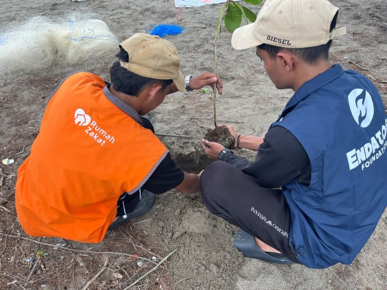 Kolaborasi Relawan Rumah Zakat, Endatoe Foundation, dan Komunitas Lokal Gelar “Volunteer Go Green” di Pantai Alue Bie Pusong